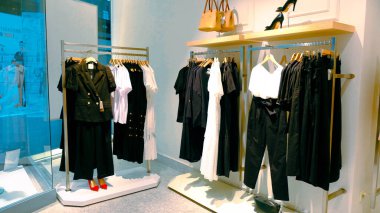 Giysiler mağazadaki rafta asılı.