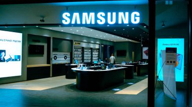 Mağazada duran teknolojik ürünler, bilgisayar akıllı saat