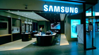 Mağazada duran teknolojik ürünler, bilgisayar akıllı saat