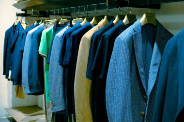 Giysiler mağazadaki rafta asılı.
