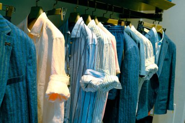 Giysiler mağazadaki rafta asılı.