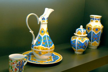 Çantalar, tabaklar mağazadaki rafta duruyor.