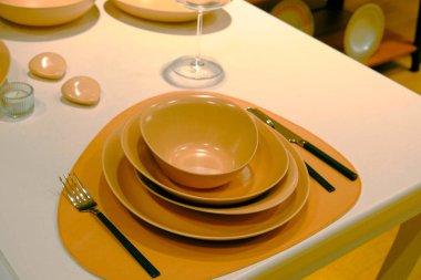 Çantalar, tabaklar mağazadaki rafta duruyor.