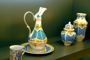 Çantalar, tabaklar mağazadaki rafta duruyor.