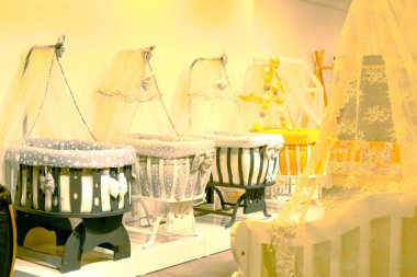 Çocuk oyuncakları mağazadaki rafta.