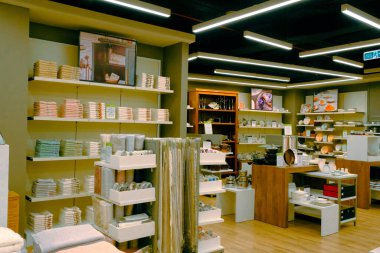 Mağazadaki rafta duran ev eşyaları