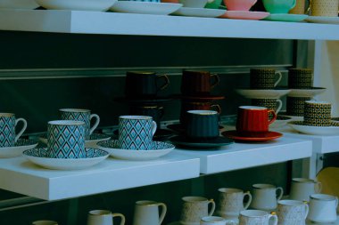 Mağazadaki rafta duran ev eşyaları