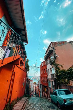 Yan sokak manzarası, duvar yazısı.