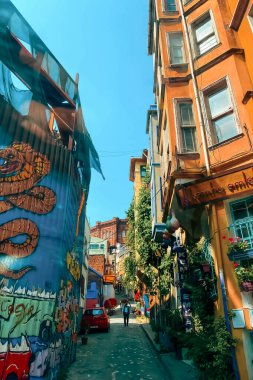 Yan sokak manzarası, duvar yazısı.