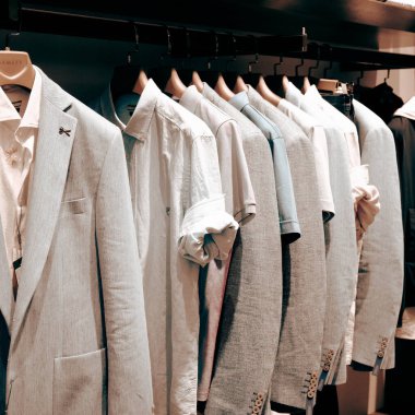 Giysiler mağazadaki rafta asılı.