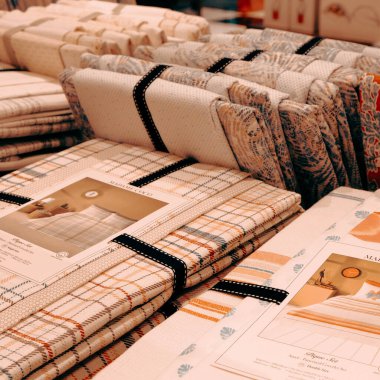 Mağazadaki rafta duran ev eşyaları