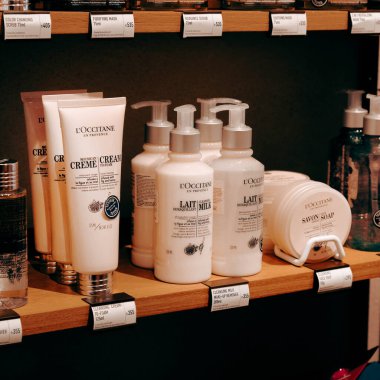 bakım ürünleri mağazadaki rafta duruyor.