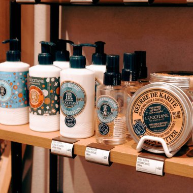 bakım ürünleri mağazadaki rafta duruyor.