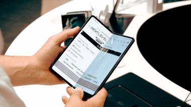 Mağazada duran teknolojik ürünler, bilgisayar akıllı saat