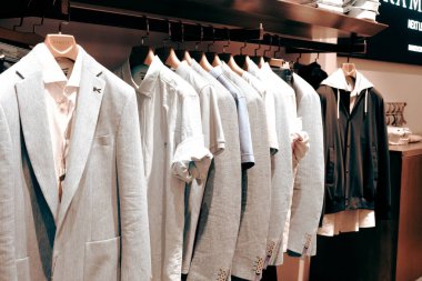 Giysiler mağazadaki rafta asılı.