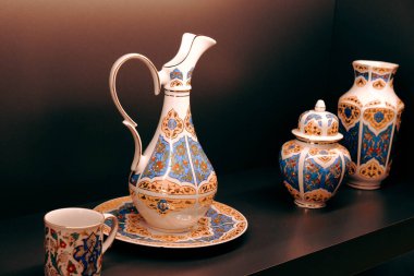 Mağazadaki rafta duran ev eşyaları