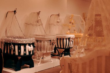 Çocuk kıyafetleri mağazadaki rafta asılı.