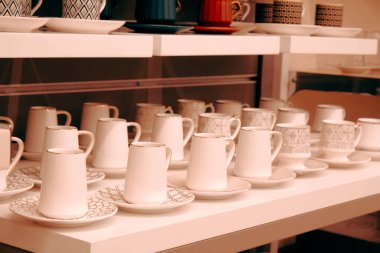 Mağazadaki rafta duran ev eşyaları