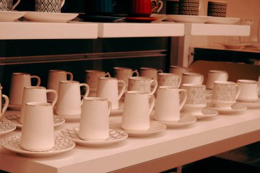 Mağazadaki rafta duran ev eşyaları