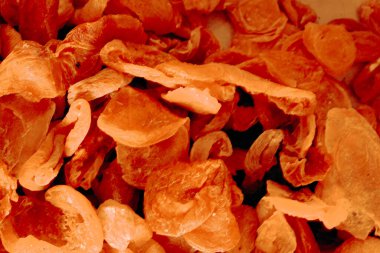 Mağazadaki lezzetli kurutulmuş meyveler.