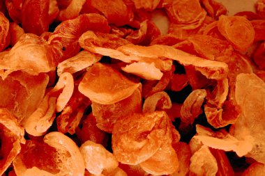 Mağazadaki lezzetli kurutulmuş meyveler.