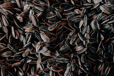 Mağazada lezzetli ayçiçeği tohumları var.