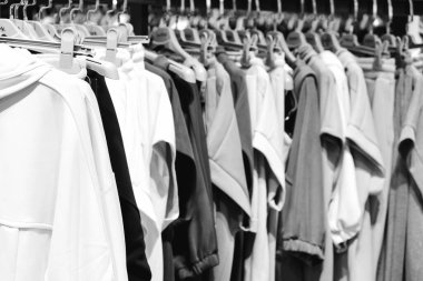Giysiler mağazadaki rafta asılı.