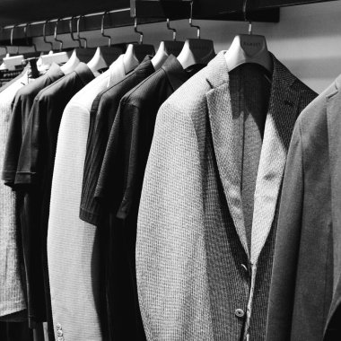 Giysiler mağazadaki rafta asılı.