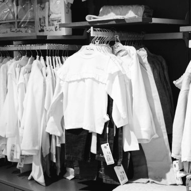 Çocuk oyuncakları mağazadaki rafta.