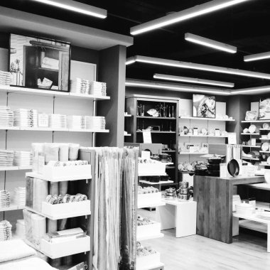 Mağazadaki rafta duran ev eşyaları