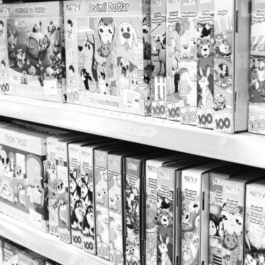 Çocuk oyuncakları mağazadaki rafta.