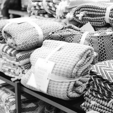 Mağazadaki rafta duran ev eşyaları