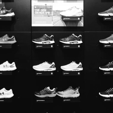 Spor malzemeleri ve spor kıyafetleri mağazada.