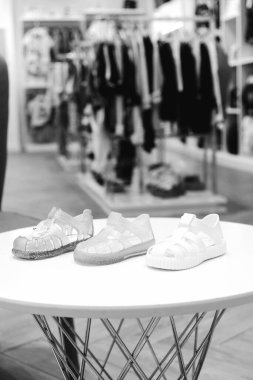 Çocuk kıyafetleri mağazadaki rafta asılı.