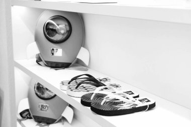 Çocuk kıyafetleri mağazadaki rafta asılı.