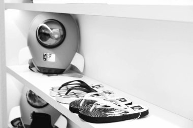 Çocuk kıyafetleri mağazadaki rafta asılı.