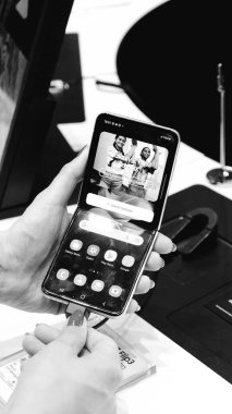 Mağazada duran teknolojik ürünler, bilgisayar akıllı saat