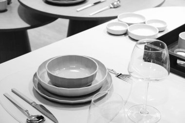 Çantalar, tabaklar mağazadaki rafta duruyor.