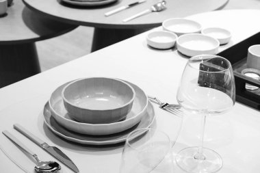 Çantalar, tabaklar mağazadaki rafta duruyor.