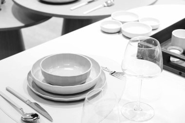 Çantalar, tabaklar mağazadaki rafta duruyor.