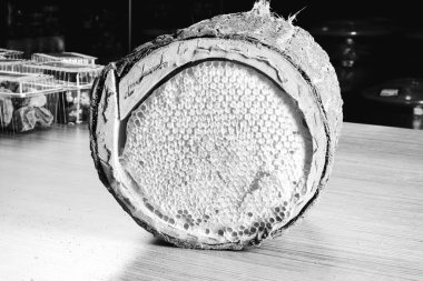 Lezzetli bal peteği ve bal masada.