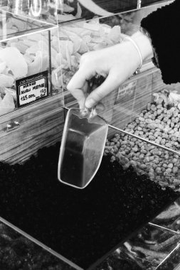 Mağazadaki lezzetli kurutulmuş meyveler.