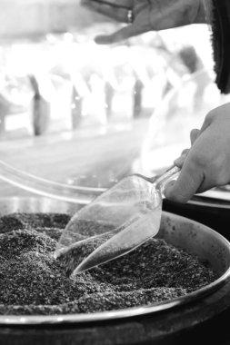 Dükkanda çeşitli lezzetli baharatlar var.