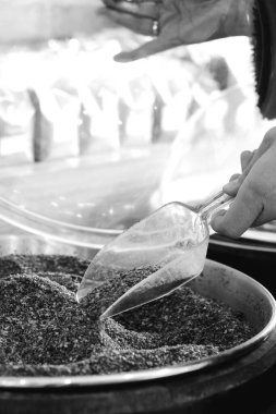 Dükkanda çeşitli lezzetli baharatlar var.