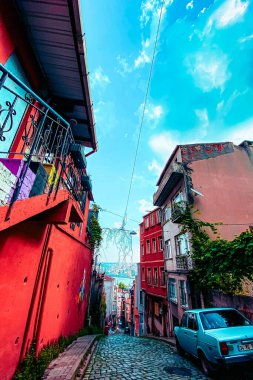 Yan sokak manzarası, duvar yazısı.