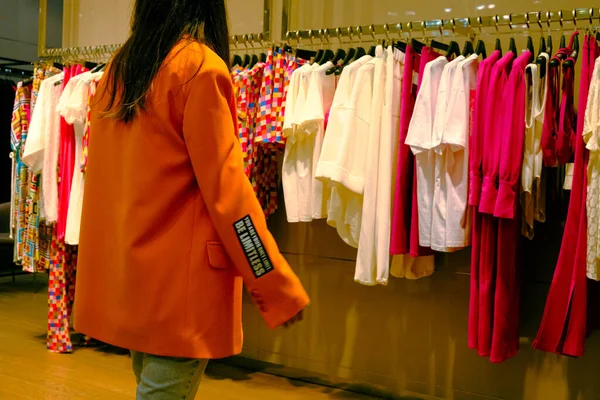 Mujer Mirando Ropa Compras Centro Comercial —  Fotos de Stock