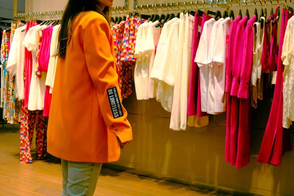 Kadın Alışveriş Merkezinde Kıyafetlere Alışverişe Bakıyor — Stok fotoğraf