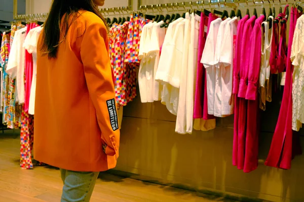 Mujer Mirando Ropa Compras Centro Comercial —  Fotos de Stock