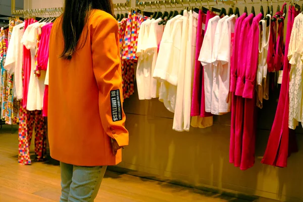 Mujer Mirando Ropa Compras Centro Comercial — Foto de Stock