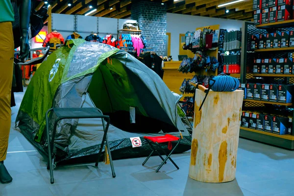 Mağazada Çadır Kask Gibi Kamp Malzemeleri Sergileniyor — Stok fotoğraf